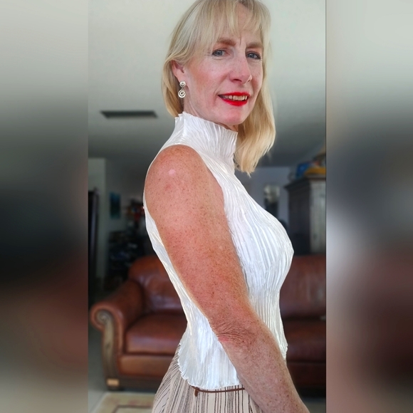 White sleeveless top. Diamond pattern. ruffle trim. - Picture 2 of 4